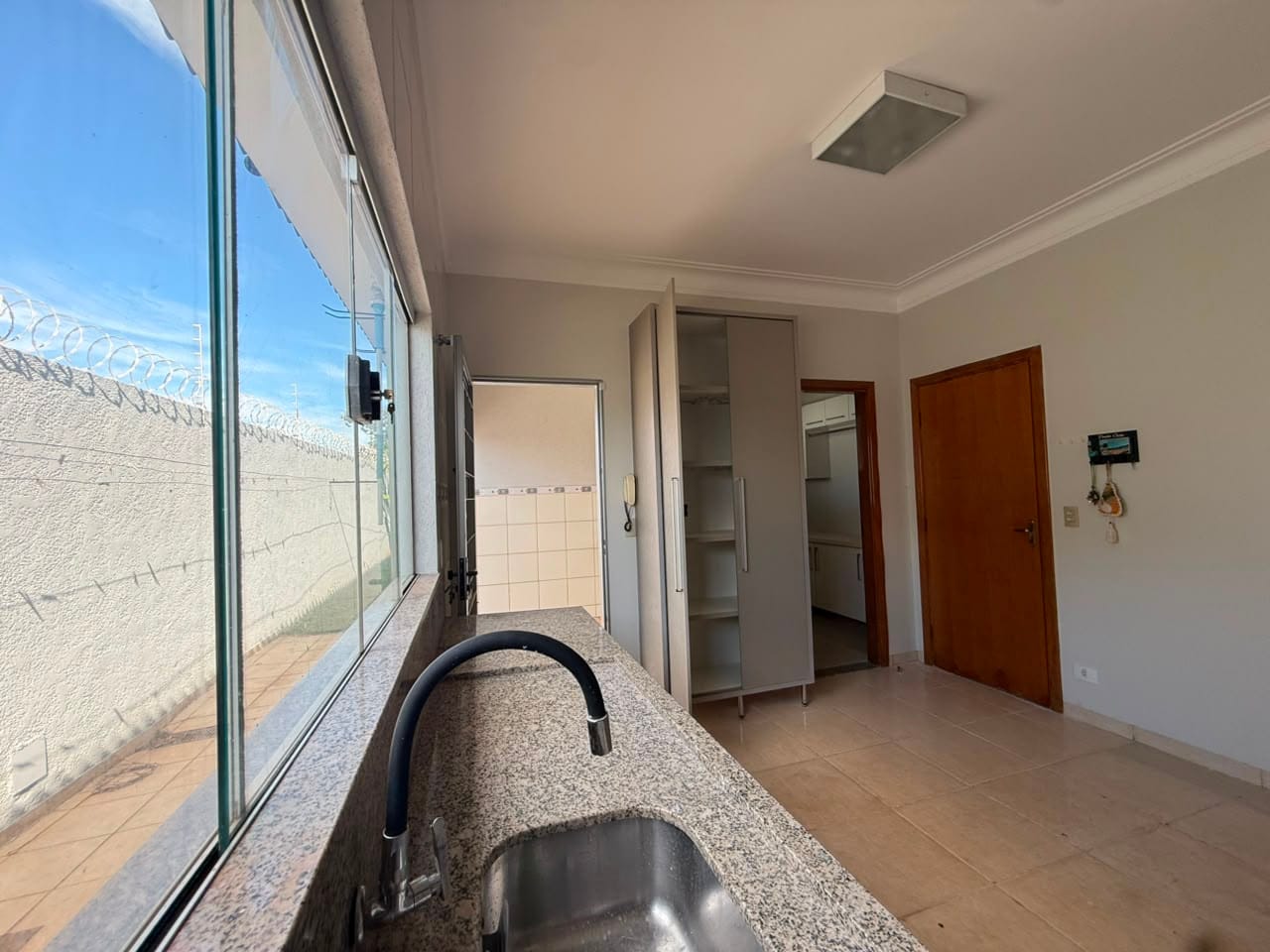 Abaixou o valor para vender: Casa Térrea C/ 04 suítes no Jd Itatiaia - Entrada só 51,6k — foto 11